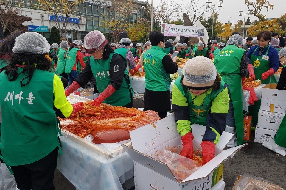 가락시장 사랑의 김장 나눔 현장 사진